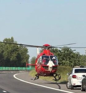 Doliu în Mureș! O autoutilitară s-a izbit violent de un copac. Un om a murit, altul se zbate între viață și moarte