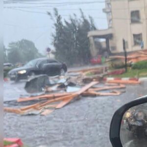 Prăpăd în Târgoviște! Acoperișul unui bloc a fost smuls de vânt și a căzut pe stradă. O persoană a fost rănită