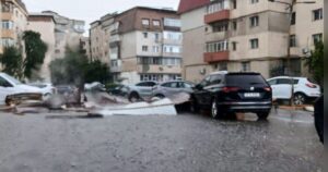 Prăpăd după Codul Roșu de la Târgoviște! Acoperișul unui bloc a fost smuls de vânt peste o persoană