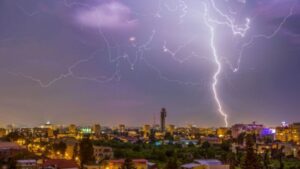 Vreme extremă în România. ANM a emis avertizări de caniculă și furtuni violente pentru zilele ce urmează. Află dacă ești în zona vizată de fenomenele meteo