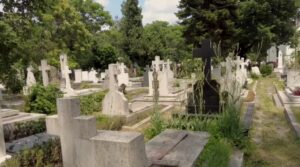 Un copil de 12 ani a murit sub ochii tatălui, într-un cimitir din Cluj: o cruce s-a prăbușit peste el
