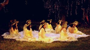 Ritualul magic de Sânziene: Pune asta sub pernă și îți vei visa ursitul! Ce să faci pentru noroc și iubire