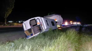Accident de proporții pe un drum național. Opt persoane au ajuns de urgență la spital după impactul violent dintre un microbuz și o cisternă