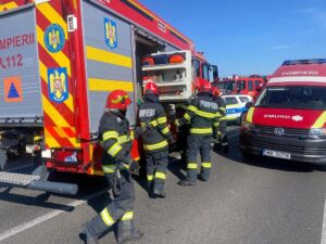 ACCIDENT GRAV! Trei mașini implicate, două persoane au ajuns la spital