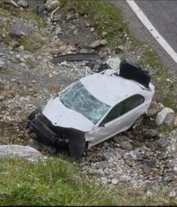 DEZASTRU pe TRANSFĂGĂRĂȘAN! Greșeala BANALĂ care i-a ARUNCAT mașina în PRĂPASTIE în TIMP ce făcea POZE