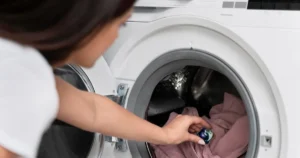 Ce se întâmplă dacă pui balsam în loc de detergent în mașina de spălat? Greșeala banală care îți strică hainele