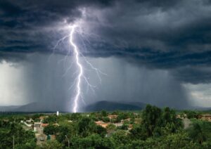 Cod roșu de furtună în două județe. Vântul va depăși 90 de kilometri pe oră
