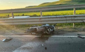 Accident rutier grav! O motocicletă și o mașină s-au izbit frontal