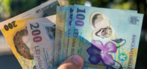 Veste pentru părinți și pensionari! Iată când intră banii pe card în iulie 2026: Sumele și calendarul oficial