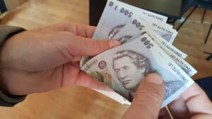 Vești uriașe pentru românii cu credite! Cum poți cere banii înapoi de la bănci după scandalul ROBOR