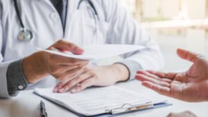 Schimbare majoră pentru angajați! Cine primește din nou bani pentru prima zi de concediu medical de luni