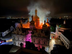 Momente de groază! Catedrală cuprinsă de flăcări după un atac cu rachete