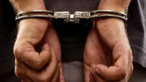 Un bărbat a fost reținut după ce a agresat un copil în plină stradă. Trecutul criminal al individului a ieșit la iveală