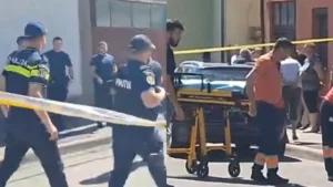 Crimă șocantă în Drobeta Turnu Severin. Femeie înjunghiată mortal de fiul ei, în plină stradă