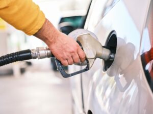 Vești proaste pentru șoferi: benzina și motorina se scumpesc din nou! Noile prețuri la pompă