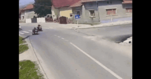 Pățanie de necrezut în Alba! Doi pensionari pe tricicluri electrice s-au ciocnit în plin. Imagini cu impactul