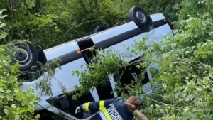 Clipe de coșmar pentru 8 români în Austria! Microbuzul s-a prăbușit într-o râpă, elicopterul a intervenit de urgență