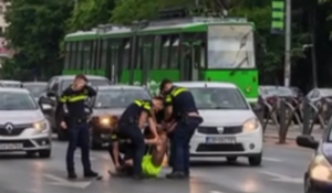 Internetul a crezut că polițistul și-a scăpat arma. Ce s-a văzut, de fapt, în imaginile cu intervenția din București