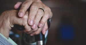 Bani de la Guvern pentru sute de români! Cine sunt beneficiarii care primesc ajutoare de urgență în această lună