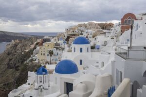 Cât plătești pentru o masă în Santorini? Prețurile de la tavernele din Kamari pentru turiștii români