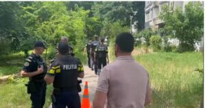 Descoperire macabră! Un copil de 2 ani a fost găsit mort în casă. Ce a pățit mama micuților