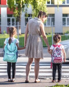 Banii intră mai devreme pe card în iulie! Veste bună pentru milioane de români: iată calendarul exact al plăților