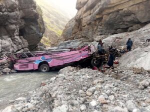 Tragedie cumplită: 40 de oameni au murit după ce autobuzul a căzut într-o râpă. Detaliul care a dus la dezastru