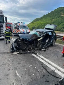 Accident teribil pe un drum național intens circulat. Intervenție contracronometru pentru salvarea unui șofer prins între fiarele mașinii