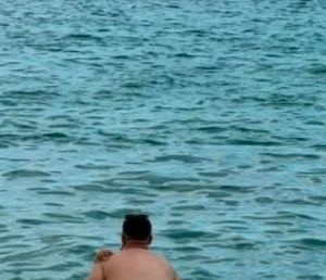 Scene ca în filme pe litoral. Ce au făcut doi tineri în apă a atras privirile tuturor celor din jur