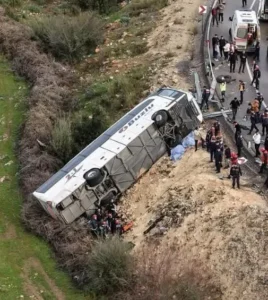 Lacrimi și durere după excursia morții! 20 de elevi și un profesor au murit într-un accident cumplit