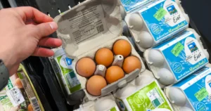 De ce deschid casierii mereu cutia de ouă? Secretul pe care îl ascund angajații din supermarket