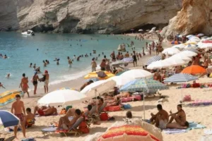 Amendă de 250 de euro în Grecia! Greșeala banală pe care o fac turiștii când merg cu placa SUP pe mare