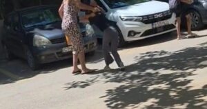 Femeia care și-a agresat fiica în public, vizată de dosar penal. Decizia radicală luată de autorități pentru copii