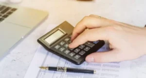 Câți bani primești în plus la pensie dacă mai lucrezi 5 ani? Calculul oficial care îi va bucura pe mulți români