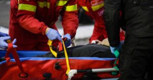 Clipe de coșmar în Argeș! Un bărbat a ajuns la spital după ce a fost atacat de un urs lângă Barajul Voina
