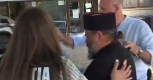 O tânără a urcat la ocazie în mașina unui „preot”, dar a trăit un coșmar! Individul a ajuns după gratii
